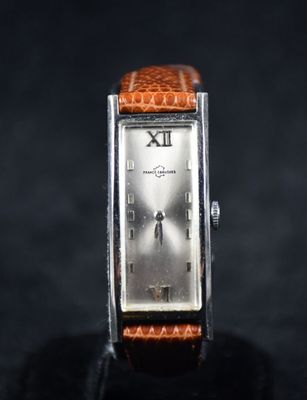 gros plan d'une montre sur une surface noire
