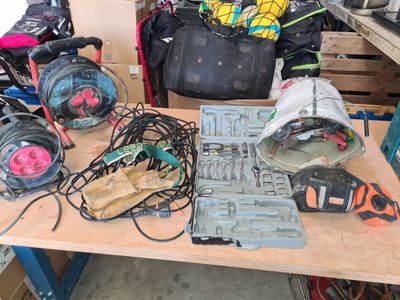 Lot comprenant 2 enrouleurs électriques, coffret de douilles, outillag - Photo 1