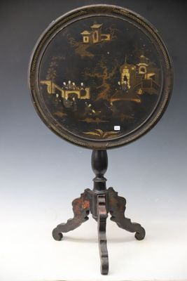 une petite table ornée d'un motif noir et or