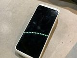 un téléphone portable posé sur une table