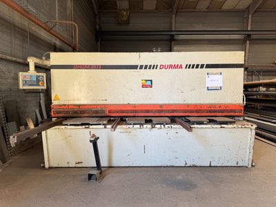 une photo d'une grosse machine dans un entrepôt où l'on voit beaucoup d'acier
