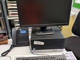 un bureau équipé d'un ordinateur et d'une imprimante