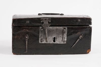 une vieille valise noire munie d'un cadenas