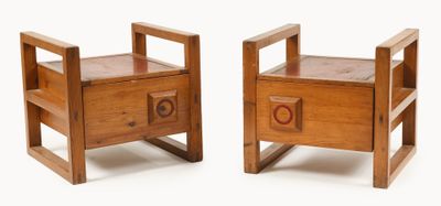 deux chaises en bois placées l'une à côté de l'autre
