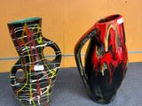 deux vases posés l'un à côté de l'autre sur une table