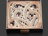 une boîte en argent et en or ornée de fleurs et de feuilles