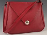 un sac à main en cuir rouge muni d'un fermoir métallique sur le devant