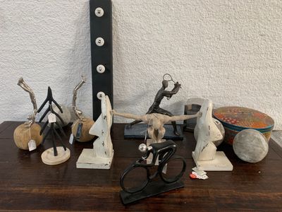 une table en bois sur laquelle sont disposés divers objets