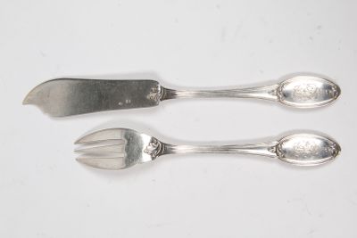 deux cuillères et une fourchette sur une table blanche