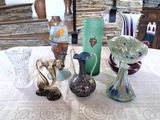 de nombreux vases posés sur une table recouverte d'une nappe blanche