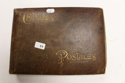 un livre marron sur lequel sont écrites des notes, posé sur une table