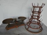 une photo d'une balance et d'une chaise en bois