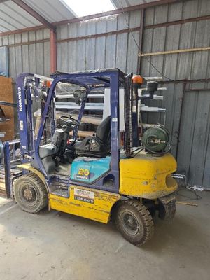un chariot élévateur équipé d'une fourche dans un entrepôt