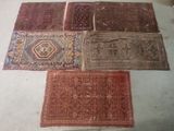 plusieurs tapis sont disposés sur le sol d'une pièce