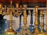 de nombreuses bougies dorées exposées dans une vitrine