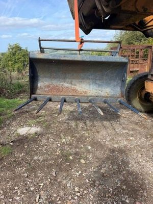 un bulldozer qui est à l'arrêt dans la terre