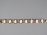 un gros plan d'un bracelet posé sur une surface grise