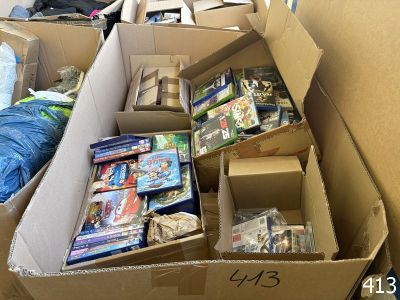 de nombreux cartons remplis de livres et de DVD dans une pièce