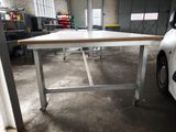 une voiture blanche garée dans un garage, à côté d'une table