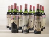 plusieurs bouteilles de vin sont alignées dans une rangée