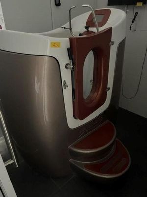 une baignoire avec un siège rouge dans une salle de bains
