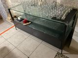 une vitrine en verre sur laquelle sont posés des verres à vin