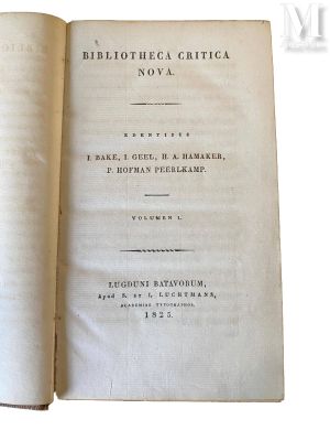 un vieux livre ouvert pour montrer le titre d'un roman