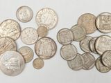 quelques pièces d'argent posées les unes à côté des autres sur une table