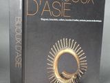 le livre est posé sur une surface grise avec un fond noir