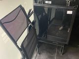 deux chaises placées l'une à côté de l'autre sur un balcon