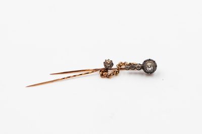 une paire de boucles d'oreilles posées sur une surface blanche