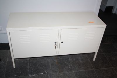 une armoire blanche avec deux portes sur le côté