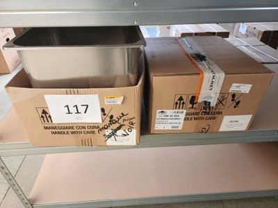 de nombreuses boîtes de conserve sur les rayons du magasin