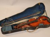 un violon dans un étui sur une surface blanche