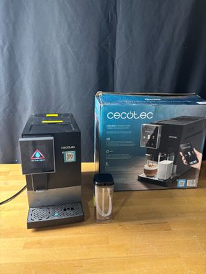 une photo d'une cafetière posée sur une table en bois