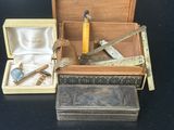 une boîte contenant une paire de ciseaux et d'autres objets