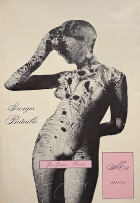 une vieille photo en noir et blanc d'une femme avec des tatouages sur le corps