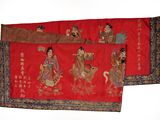 deux bannières en tissu rouge ornées de caractères asiatiques sur fond blanc