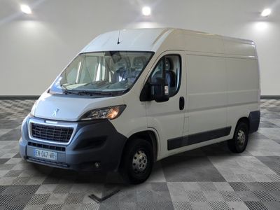 la camionnette blanche est garée sur un sol carrelé en damier