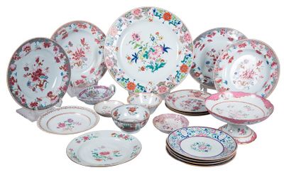 un grand nombre d'assiettes et de bols posés sur une table