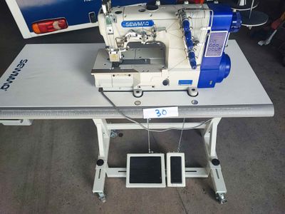 une machine à coudre posée sur une table