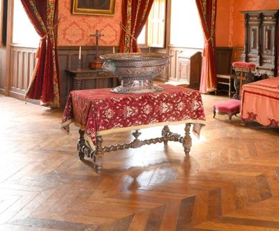 une photo d'une chambre à coucher avec un lit et une table