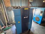 deux compresseurs d'air dans un garage, dont un bleu