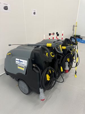 une machine placée au milieu d'une pièce