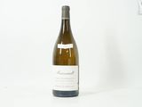une bouteille de vin posée sur une table
