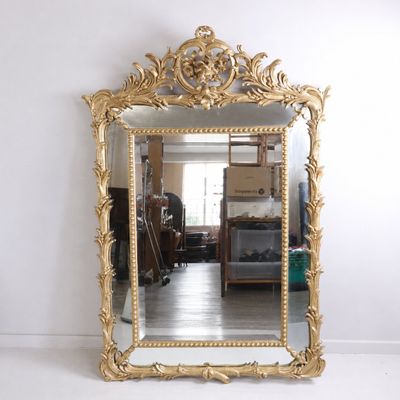 un miroir posé sur le sol devant un mur