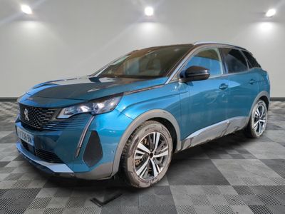 une voiture bleue est garée dans une pièce au sol à carreaux