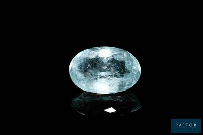 gros plan d'un diamant bleu sur une surface noire