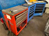un établi sur lequel sont posés des outils dans un garage
