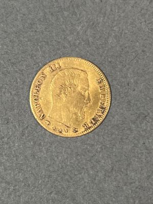 l'image d'une pièce d'or sur laquelle figure le visage d'un homme